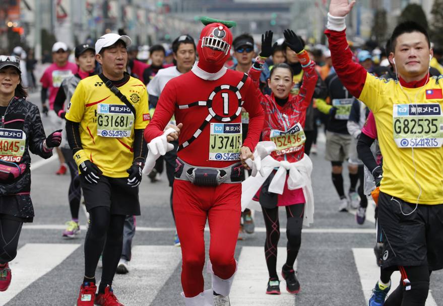 Maratona di Tokyo 2015. I travestimenti divertenti dei partecipanti. (AP)